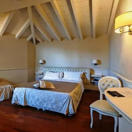 Hotel Santa Chiara & -