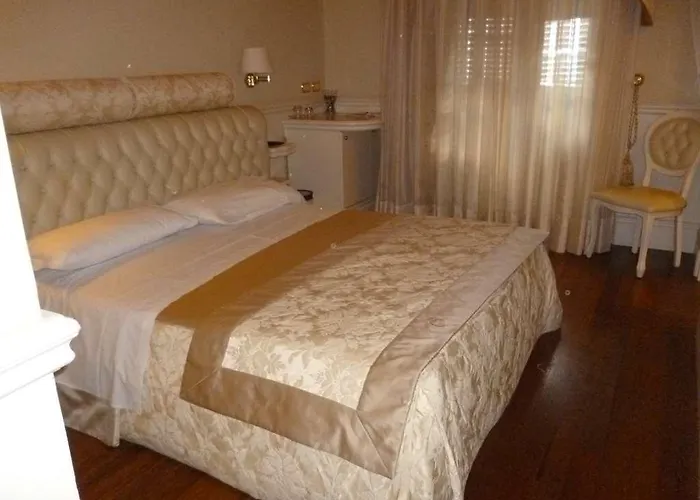Santa Chiara & -
