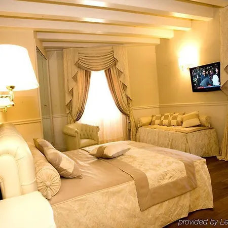 Santa Chiara ليتشي