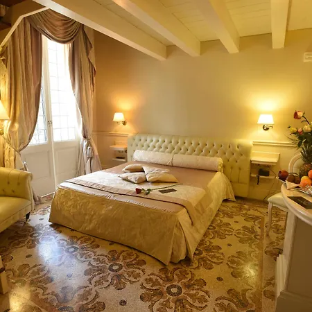 Hotel Santa Chiara 4*